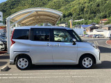 シートを外して室内をすみずみまで洗浄&消臭。ボディやタイヤはもちろん、エンジンルームまで洗浄しています。