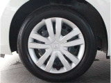 純正のホイールカバーが足元を飾ります!タイヤサイズは185/60R15になります。