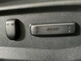 【電動シート】シートの位置や角度を細かく調整できるパワーシートが装備されているので、運転も快適ですね♪