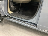 ホンダ車の低床ボディは乗りやすく、足元も広びろですよ。