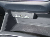 前席用にUSB出力電源(2ヶ)や外部入力用ピンジャックを備えています!スマホやタブレットの充電にとっても便利ですヨ♪♪