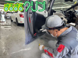 ドアヒンジやドアの下側に付着した油汚れをスチームを使用して浮かび上がらせ細かな所まで仕上げます