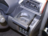 運転席にカップホルダーを装備しております。
