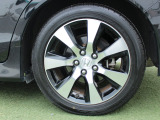 純正のアルミホイールが足元を飾ります!タイヤサイズは215/50R17になります。