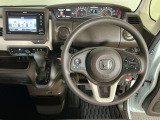 【ハンドル】運転にかかわる様々な操作を安全に行えるように視点移動が少なく操作性に配慮されたスイッチ類が凝縮されたコックピットです。