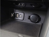 ◆USB接続端子◆スマホやiPodなどを接続して、いつもの音楽を車内でもお楽しみいただけます♪