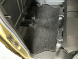 しっかりと汚れ、砂ぼこりを落とし足元まで清潔な車内空間を作り上げております♪