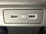 その下には充電可能なUSB端子が2個ついています。移動中に充電もできるので便利です。