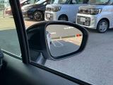 後側方衝突防止支援システムと後側方車両検知警報が付いています!車両の後ろ側方の死角に車が居る場合にドアミラーのランプが点灯し、注意を促して補正してくれます!車線変更などのときにとても便利ですね!