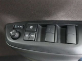 運転席のパワーウインドスイッチで全席窓の開閉・ロック操作ができます。