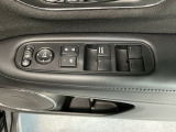 運転席のスイッチで全てのウィンドウの開閉操作を行うことができます。ロックボタンをONにしておくと、運転席以外のウィンドウは作動しないのでお子様を乗せているときなども安心ですね♪