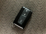 電子カードキーを携帯していれば、ドアハンドルやバックドアのリクエストスィッチを押すだけでドアの施錠、開錠が行えます。電子カードキーがないとエンジンが始動しない、盗難防止に役立つイモビライザー機能付