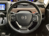 ハンドルにHondaセンシング系のクルーズコントロールやレーンキープアシストなどのスイッチと、オーディオの操作スイッチが装備されています。ハンドルから手を離さず安全に操作できます。