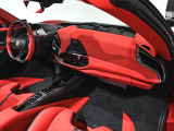 インテリアは、情熱的なレッド「Rosso Ferrari」を基調とし、ドアを開けた瞬間に華やかな空間が広がります。
