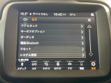 純正インフォテインメントシステム『Uconnect』。8.4インチの大型タッチパネルで見やすく直感的に操作できます。