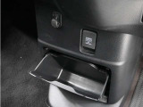 ◆センターロアボックス◆インパネ中央の下部には、ごみ箱としても使用する事ができるセンターロアボックスを装備しております。