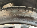 純正18インチアルミホイール。リアは225/40R18