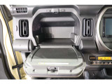 使い勝手の良い収納スペースを確保。小物の整理にも便利で車内をスッキリ保てます。
