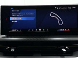 速度やナビゲーションなどドライビングに必要な情報をヘッドアップディスプレイに表示。視線を大きく動かす事なく必要な情報を確認出来る為運転への集中を自然にサポートします。安全面を考慮したテクノロジーです。