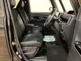 ベンチシート形状で足元も含め広々ゆったり座っていただけます。運転席側に装備してますセンターコンソールボックスを利用頂くとセパレートしてリラックス、ベンチにして開放的に2タイプお好みに合わせ使えます。