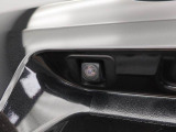 後退時に車両の後ろ側をモニター画面に表示します。車庫入れなどでバックする際に後方確認ができて便利です。車庫入れが苦手な人もこれで安心。
