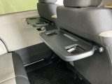 前席背面には格納式のテーブルも装備。食事やスマホ・タブレットでの動画視聴など様々な用途で活躍します。サイドにはちょっとした荷物がかけれる便利なコンビニフック付きです。