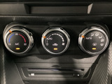 空調スイッチ類は最近流行のタッチパネル式ではなく、運転中でも直感的に操作できるダイヤル式を採用しております。