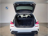 BMWではスペアタイヤが非搭載となるため、スペースは拡大されており、収納スペースとして利用可能。トランクの下にも収納スペースがあり、意外と役に立つスペースでございます。