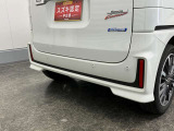 【後退時ブレーキサポート】リヤバンパーに4つの超音波センサーを内蔵し、車両後方にある障害物を検知。透明なガラスなども検知でき、コンビニの駐車場などでの衝突回避をサポートします。