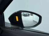 ●アウディサイドアシスト『後方の死角を並走する車両を検知しドアミラーの内側のLEDが点灯。ドライバーに注意を促し事故を未然に防ぐシステムです。』