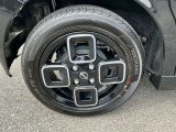 純正アルミホイールを装着しています。安全運転で楽しいドライブを。