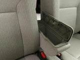 フロントセンターアームレスト。蓋つきの収納スペースになってエコバッグや運転用の眼鏡やサングラスなどをしまっておくのにぴったり。