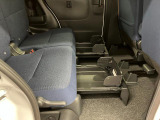 【置きラクボックス(後席)】 フロアに直接置きたくない荷物の収納に便利です