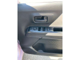 全席パワーウィンドウとなっています。運転席はオートになっているのでワンタッチ開閉することが出来ます。