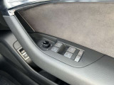 ミラーヒーター、ミラー格納、ミラー調整スイッチ、窓の開閉操作。Audiでは触感開発チームがあり、クリック感は操作する喜びを感じていただけます。