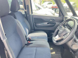運転席には、シートリフターが付いております☆ 前後のスライドに加えシートの高さも変更出来ますのでどなてでも運転し易いポジションを取れます