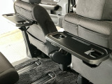 運転席と助手席のシートの裏に収納式のテーブルが装備されています。休憩時のちょっとした小物置きに使えてとっても便利ですね♪