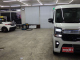 当店では専任のメカニックが大切なお客様のお車を一台一台丁寧に整備いたします。自社認証工場にてリフトアップし下回りまでキッチリ検査いたします。