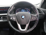 BMWのステアリングのリムは、一般的なものより少し太めにデザインされています。 これはタイヤやステアリングシャフトなどを介して伝わる路面からの入力を、しっかりと把握するためです。