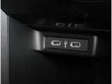 【USBポート】2口のUSBポートを装備。スマートフォンの充電やメディアプレイヤーの接続などに便利です。アップルカープレイ・アンドロイドオート対応。