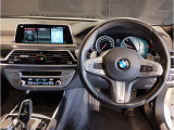 【ハンドル】ドライバーとBMW車の一体感がダイレクトに伝わるステアリングホイール。形状・太さへの拘りに加えて、操作性を高める為にスイッチ類も配置。クイックかつ安定のドライビングを体感下さい!