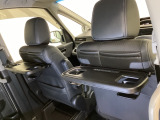 運転席・助手席の背もたれには、2列目シート用にカップホルダー付きの「格納式のシートバックテーブル」を装備しています。休憩時のちょっとした時間などカップを置いたり、小物置きに使えて便利です。