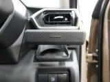 運転席ドリンクホルダーで室内スッキリ♪