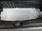 トランク下にも収納があります。