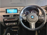 【ハンドル】ドライバーとBMW車の一体感がダイレクトに伝わるステアリングホイール。形状・太さへの拘りに加えて、操作性を高める為にスイッチ類も配置。クイックかつ安定のドライビングを体感下さい!