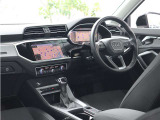 内装はシンプルに使い勝手を考え作られています。お車を運転する感覚をダイレクトに体感して頂けます。室内も広くロングドライブにも快適にお過ごしいただけます。