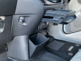 前席運転席と助手席の間には、収納ボックスとビニール袋などを掛けるフックもあって便利♪