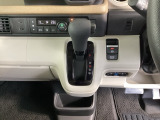 足元スッキリ、インパネシフトです。パーキングブレーキは電子制御パーキングブレーキタイプなので、運転席と助手席の間がスッキリしています。