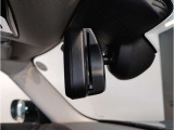 【ルームミラー一体型ETC車載器】ルームミラーの裏側に目立たない様に配置されたETCカード挿入口。スタイリッシュ且つ機能的なものとなっております。