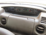 【運転席アッパーボックス】パッと取り出しやすい位置にあるボックスなので、お財布などの小物から本などの小冊子、駐車券など、よく使うものの収納に便利です。